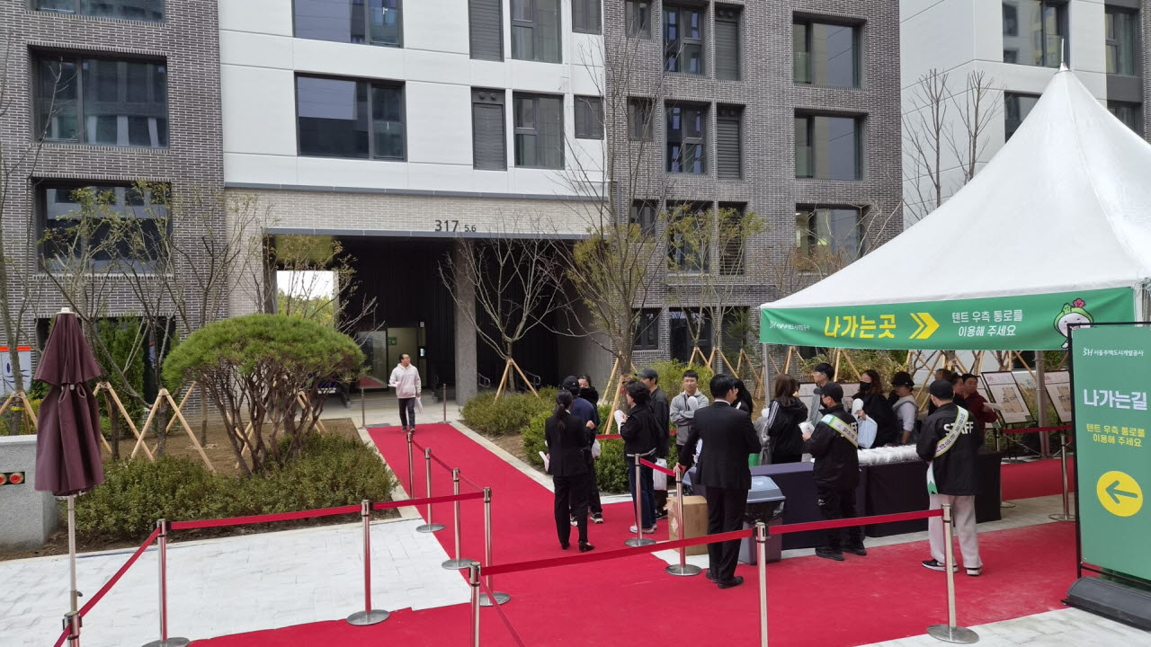 지난 24일 고덕강일3단지 견본주택에서 방문객들이 집을 살펴보기 위해 대기하고 있다. (사진=김형환 기자)
