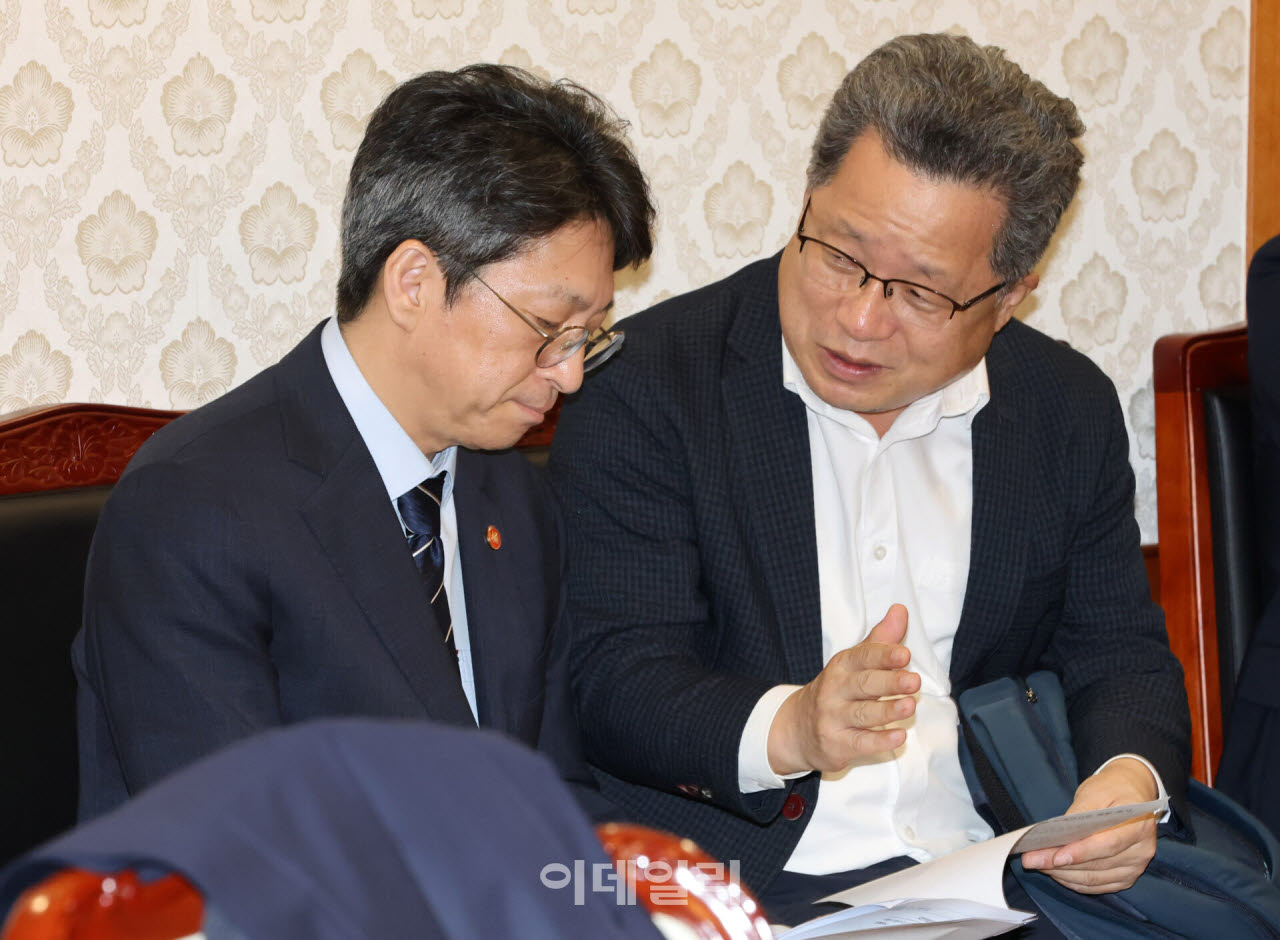 [포토]이야기 나누는 홍지선 국토부 장관-김영국 국토부 주택토지실장