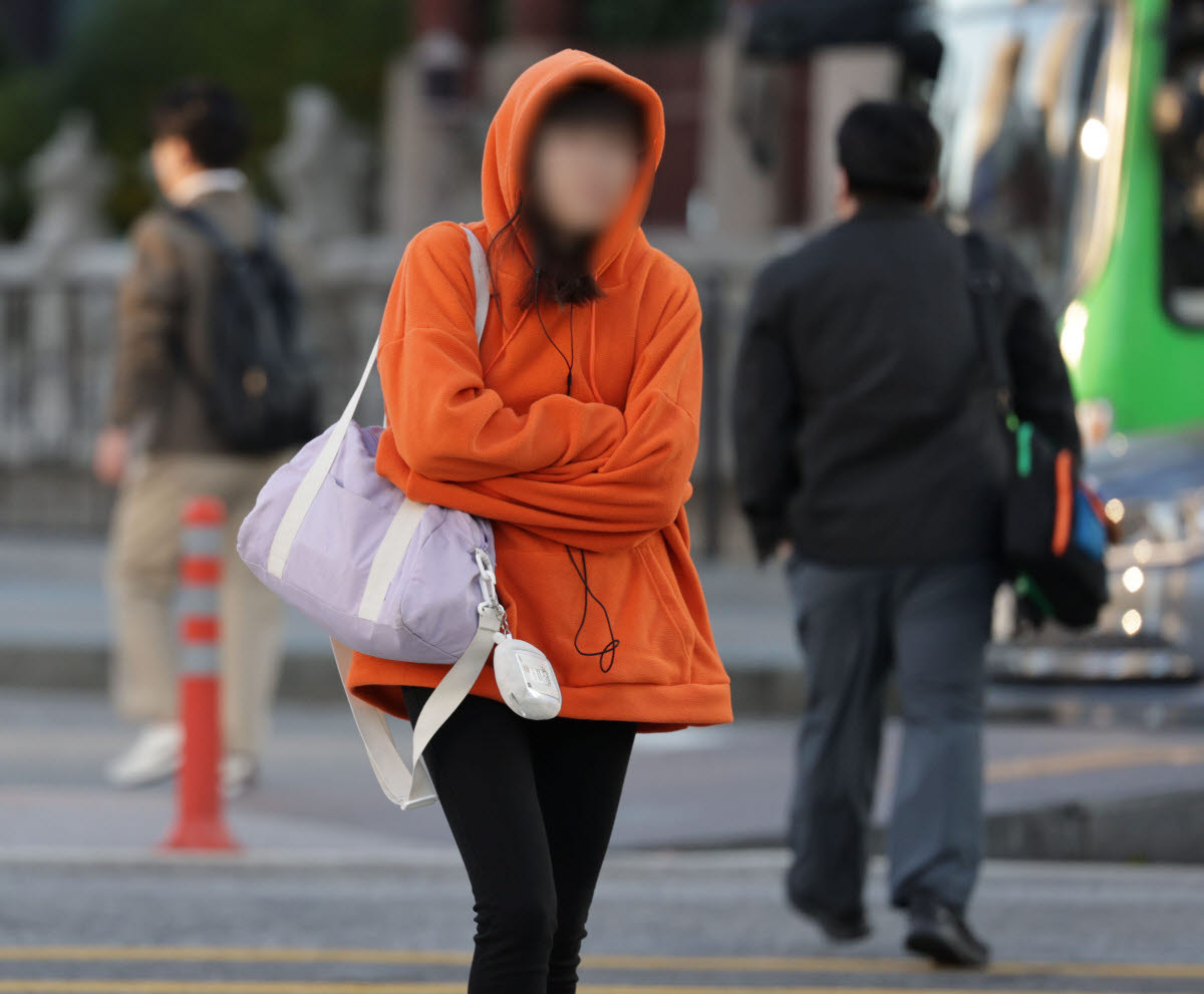전국적으로 쌀쌀한 아침 날씨를 보이는 6일 서울 종로구 광화문광장에서 한 시민이 발걸음을 재촉하고 있다. (사진=연합뉴스)