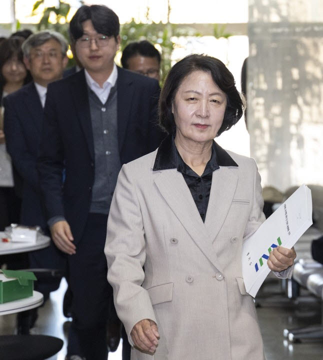 추미애 경기도지사가 27일 국회에서 2027년도 예산 협의차 더불어민주당 한병도 원내대표를 면담하기 위해 이동하고 있다.(사진=연합뉴스)