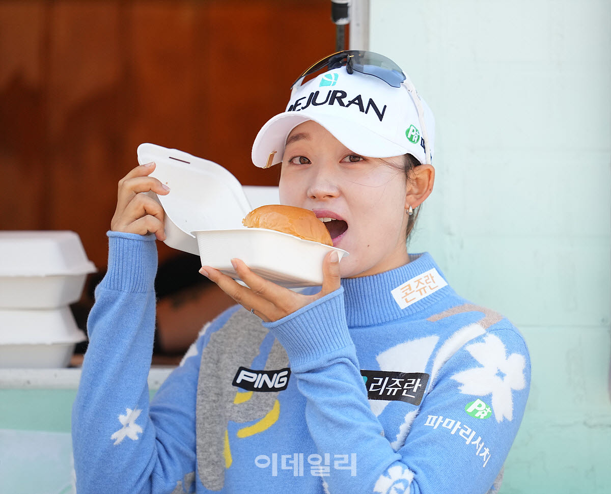 [포토]마서영,우승 기념 햄버거 너무 맛있어