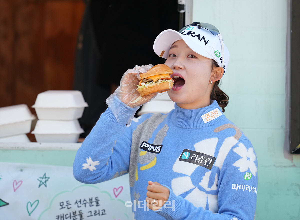[포토]마서영,우승 기념 햄버거 잘먹을게요