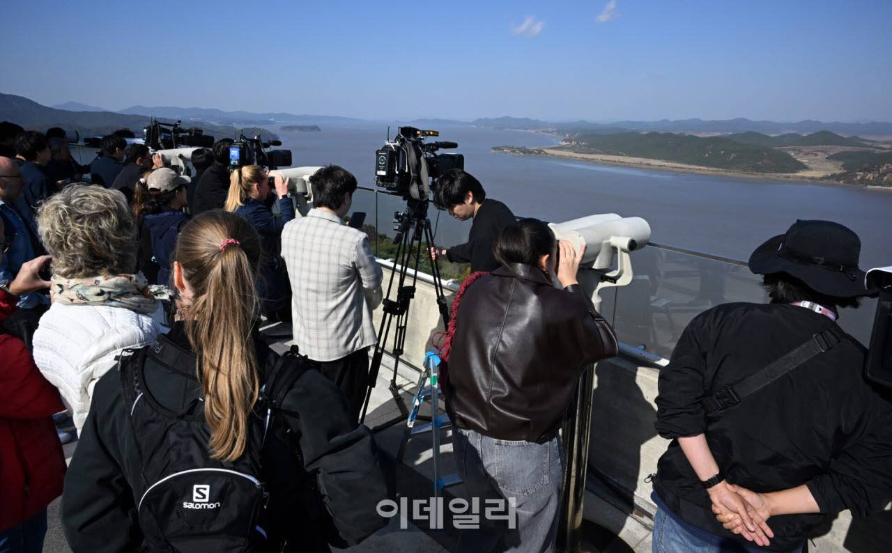 [이데일리 방인권 기자] 대남 확성기 작동 재개를 둘러싼 남북관계 긴장이 고조되고 있는 27일 경기 김포시 애기봉 전망대를 찾은 외국인 관광객들과 취재진이 북한을 촬영하고 있다.