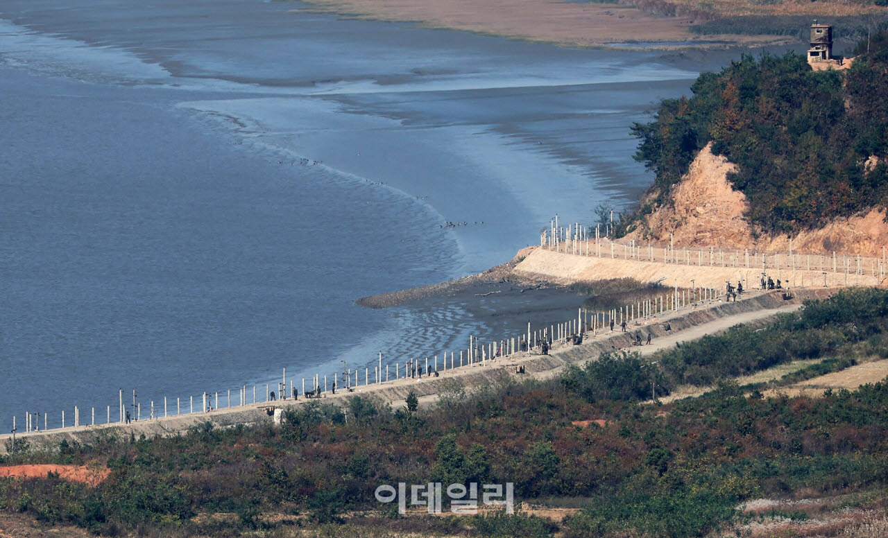 남북관계 긴장이 고조되고 있는 27일 경기 김포시 애기봉 전망대에서 바라본 북한 황해도 개풍군 접경지역에 북한군이 해안 철책선을 설치하고 있다. (사진=방인권 기자)