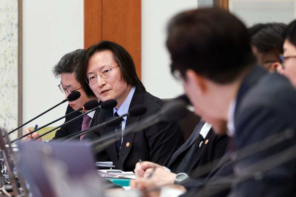 주병기 공정거래위원장이 지난 2월 3일 청와대에서 열린 국무회의에서 이재명 대통령의 질문에 답변하고 있다. (사진=연합뉴스)
