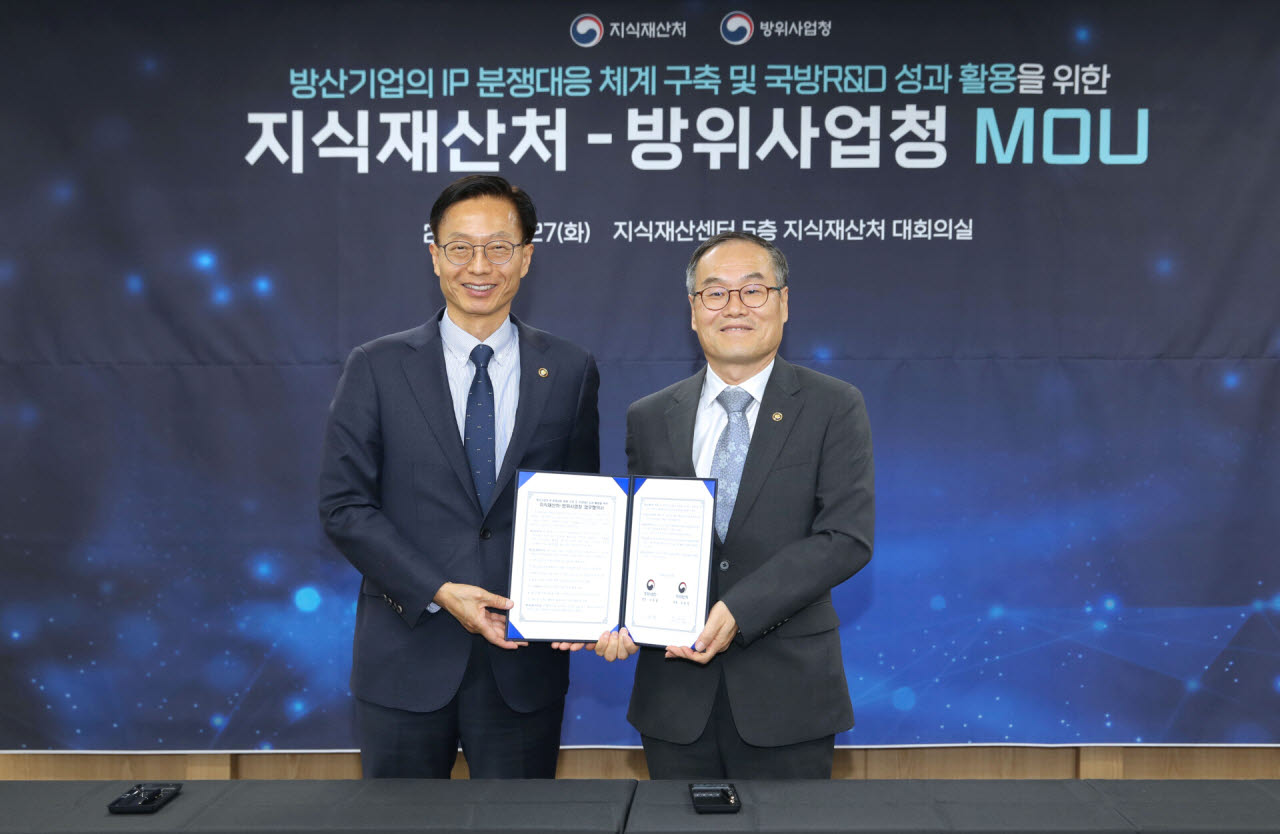 김용선 지식재산처장(왼쪽)이 27일 이용철 방위사업청장과 ‘방산기업의 지식재산 분쟁대응 체계 구축 및 국방R&D 성과 활용을 위한 업무협약’을 체결한 뒤 기념촬영을 하고 있다. (사진=지식재산처)