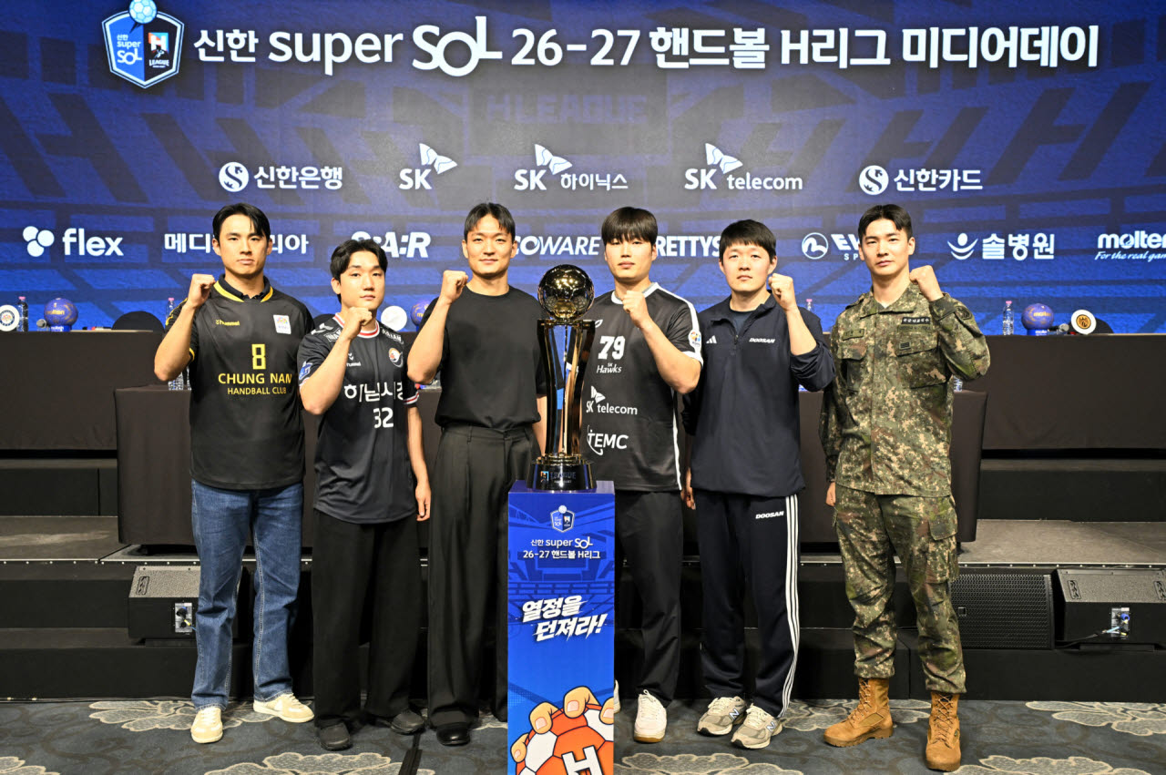핸드볼 H리그 남자부 대표 선수들이 우승 트로피를 앞에 둔 채 기념촬영을 하고 있다. 사진=KOHA