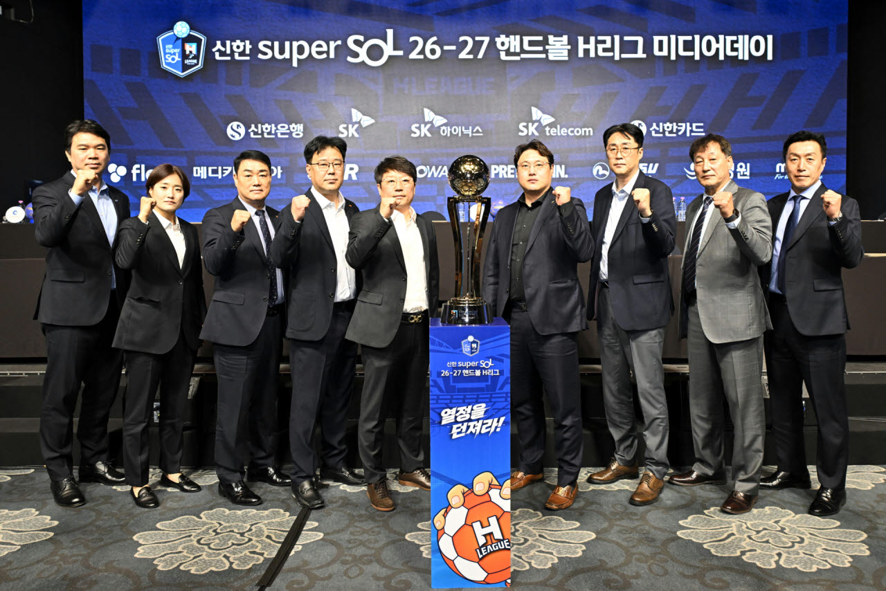 핸드볼 H리그 여자부 감독들이 미디어데이 행사에서 기념촬영을 하고 있다. 사진=KOHA