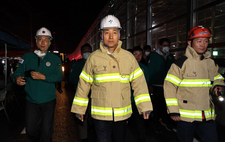 오세훈 서울시장이 27일 화재가 발생한 서울 강남구 구룡마을에서 진압 작업 현장으로 이동하고 있다. (사진=연합뉴스)