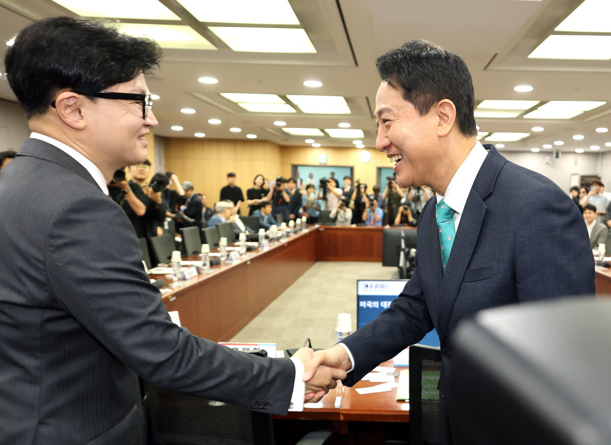 악수하는 오세훈-한동훈 (서울=연합뉴스) 배재만 기자 = 오세훈 서울시장이 25일 국회 의원회관에서 열린 제10차 대한민국 미래혁신포럼 세미나 