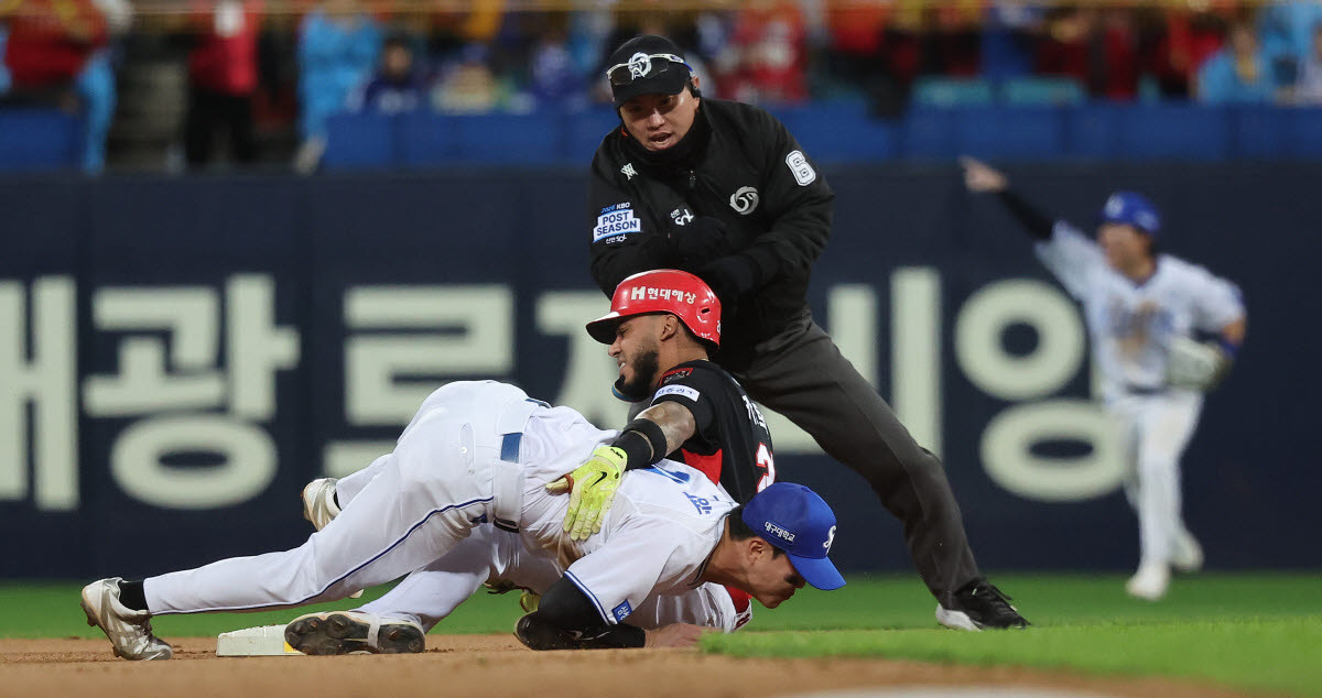 27일 대구 삼성라이온즈파크에서 열린 2026 신한 SOL KBO리그 포스트시즌 플레이오프 2차전 KIA타이거즈와 삼성라이온즈 경기. 6회초 2사 주자 없는 상황에서 KIA 카스트로의 타구를 삼성 최형우가 호수비로 잡아내고 류지혁에게 송구해 카스트로를 잡아내고 있다. 사진=연합뉴스
