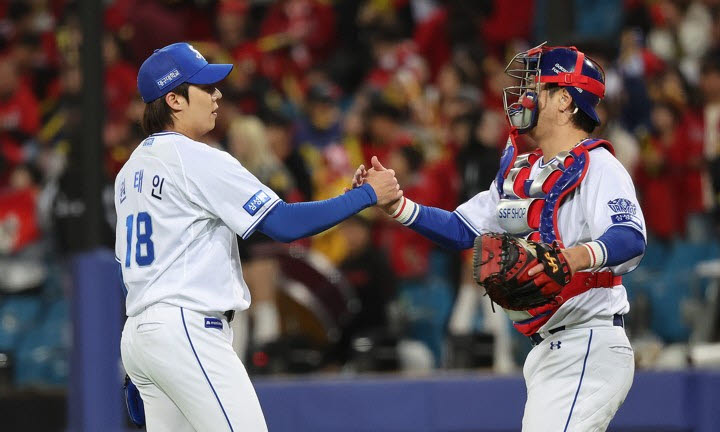 27일 대구 삼성라이온즈파크에서 열린 2026 신한 SOL KBO리그 포스트시즌 플레이오프 2차전 KIA타이거즈와 삼성라이온즈 경기. 9회초 삼성 마무리 투수로 나선 원태인이 승리 후 강민호와 함께 세리머니하고 있다. 사진=연합뉴스