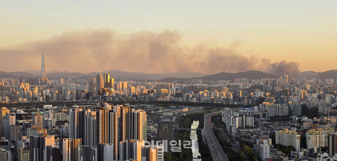 27일 서울 강남구 구룡마을에 화재가 발생한 가운데 하늘에 화재 연기가 확산되고 있다.(사진=방인권 기자)