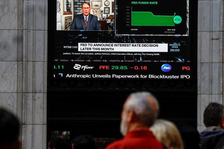 지난 26일(현지시간) 미국 뉴욕증권거래소(NYSE) 거래장 내 모니터에 인공지능(AI) 기업 앤스로픽의 기업공개(IPO) 관련 뉴스가 나오고 있다. (사진=로이터)