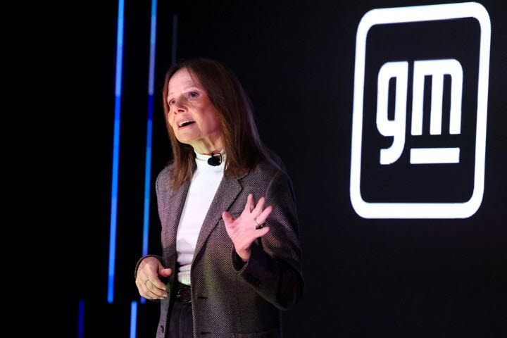 메리 바라 제너럴모터스(GM) 회장 겸 최고경영자(CEO)가 지난 21일(현지시간) 미국 뉴욕에서 열린 GM의 연례 기술 행사에서 연설하고 있다. (사진=AFP)