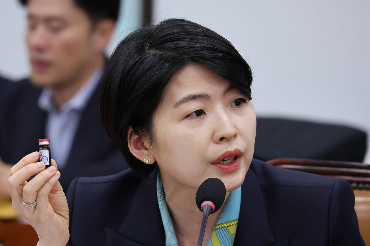 한지아 국민의힘 의원이 지난 27일 서울 여의도 국회에서 열린 보건복지위원회의 보건복지부 등에 대한 종합감사에서 약침 관련 질의를 하고 있다. (사진=뉴스1)