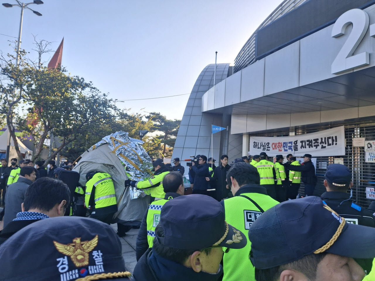 28일 이태한 특별검사팀의 투표지 공개검증 진행을 앞두고 경찰들이 집결하고 있다. (사진=공동취재단)
