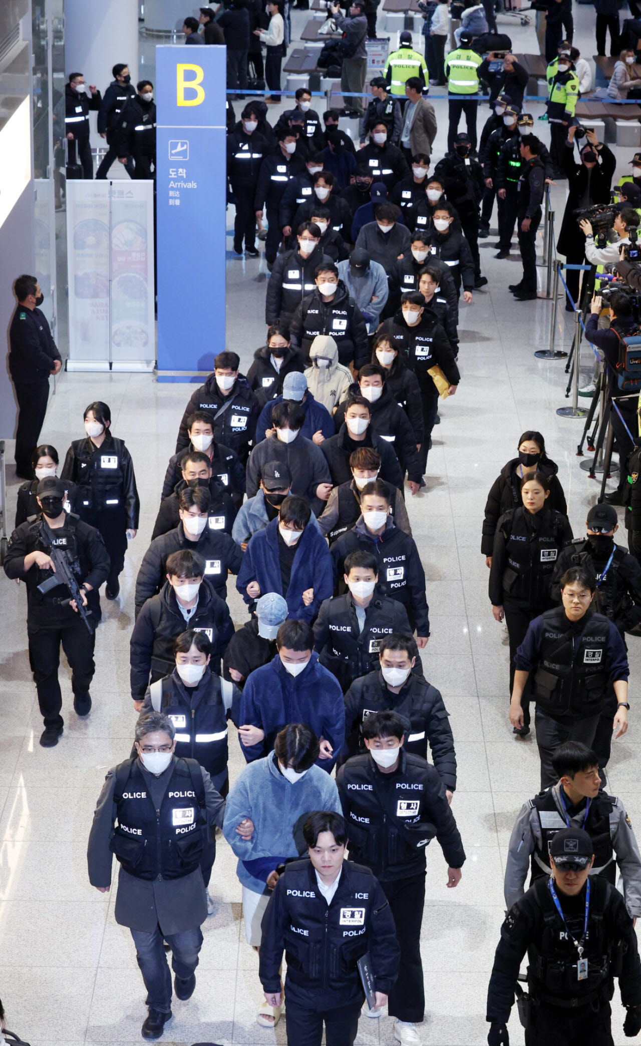 한국 국적 캄보디아 스캠조직 피의자들이 지난 1월 23일 오전 인천국제공항 제2터미널을 통해 강제 송환되고 있다. (사진=뉴시스)