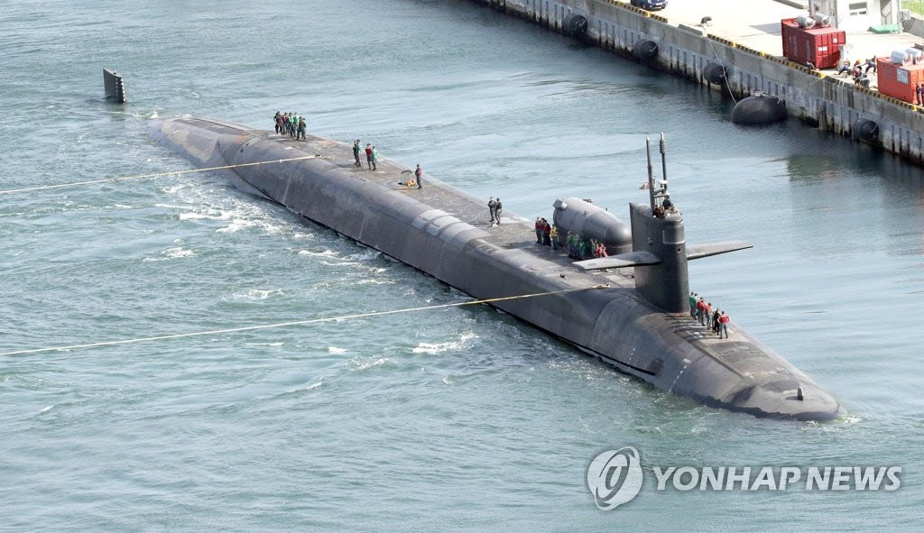 과거 부산작전기지에 입항했던 미국의 핵추진 잠수함 미시간함(SSGN 727) 모습이다. 오하이오급 잠수함으로 길이 170.6ｍ, 폭 12.8ｍ, 배수량 1만9000t으로 세계 최대 규모인 이 잠수함에는 사거리 2000㎞가 넘는 토마호크 미사일 150여 발이 실려 있다. (사진=연합뉴스)