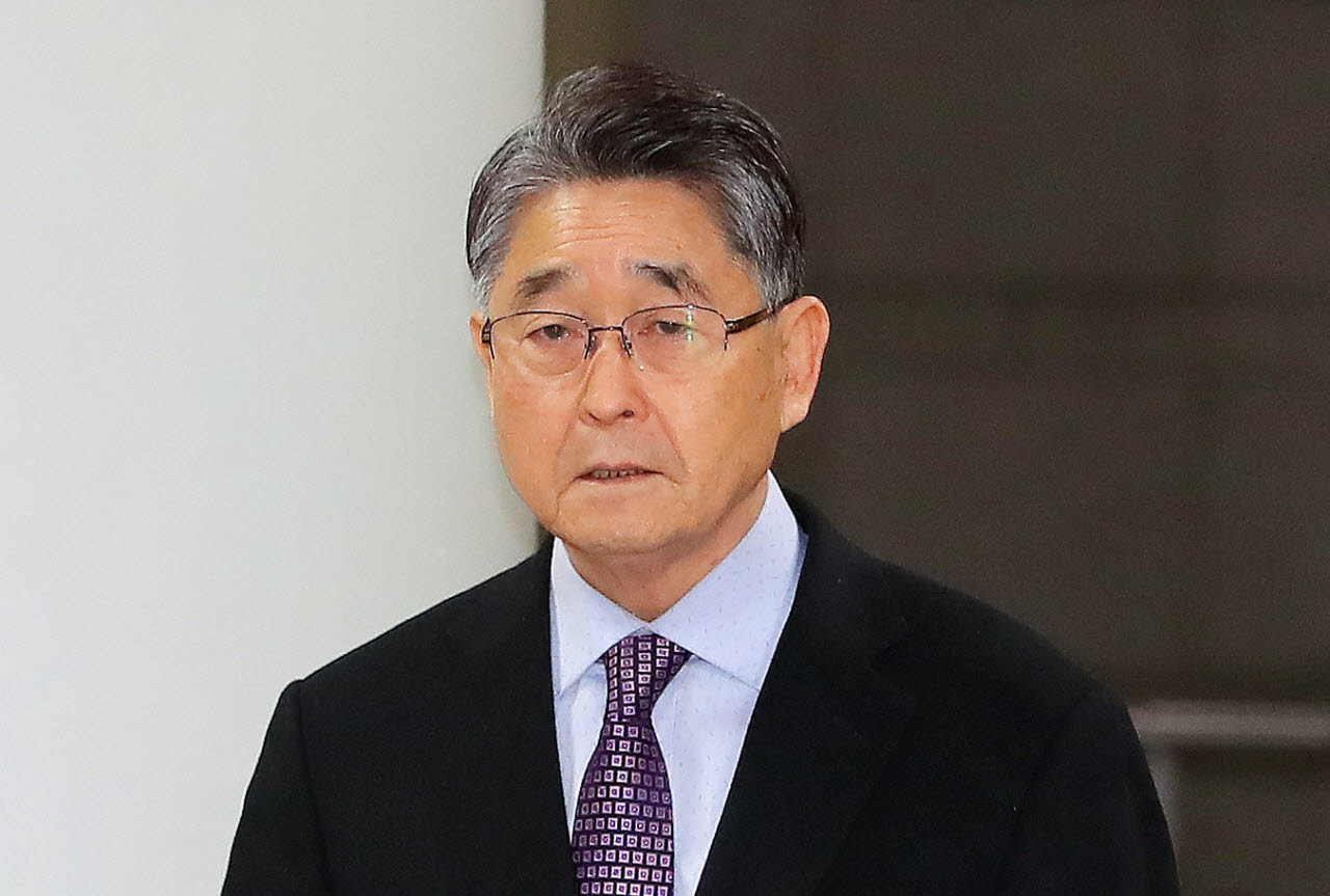 5·18 민주화운동이 북한 특수군의 소행이라고 주장해 기소된 지만원 씨가 2019년 12월 26일 오후 서울 서초구 서울중앙지법에서 열리는 결심공판에 출석하고 있다. (사진=뉴스1)