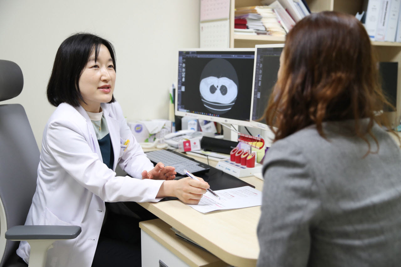 이지은 고려대 구로병원 암평생관리 클리닉 교수(가정의학과)가 환자와 상담을 진행하고 있다. (사진= 고려대 구로병원)