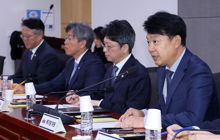 국회 국토교통위원회 더불어민주당 복기왕 간사(오른쪽)가 28일 국회 의원회관에서 열린 국토교통부와의 당정협의에서 발언하고 있다. 오른쪽부터 복기왕, 국토교통부 홍지선 장관, 김이탁 1차관, 정의경 2차관. (사진=연합뉴스)