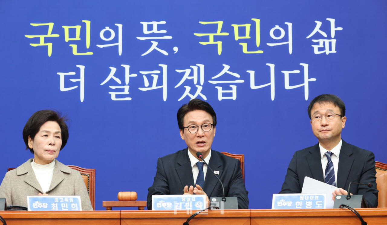 [이데일리 노진환 기자] 김민석 더불어민주당 대표가 28일 서울 여의도 국회에서 열린 최고위원회의에서 모두발언을 하고 있다.