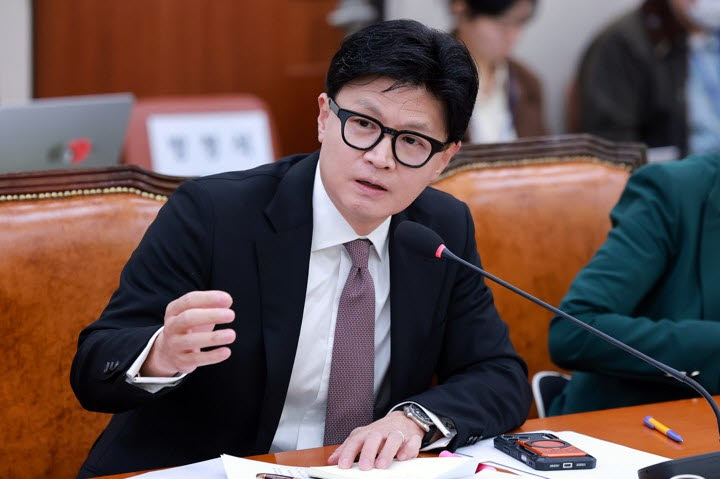 한동훈 무소속 의원이 지난 27일 국회 외교통일위원회에서 열린 외교부 등에 대한 국정감사 종합감사에서 발언을 하고 있다. (사진=연합뉴스)