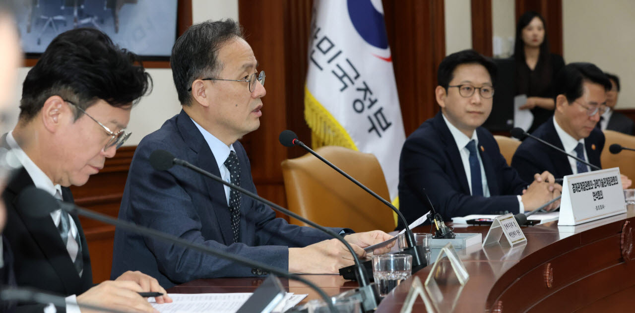 [이데일리 방인권 기자] 이형일 경제부총리 겸 재정경제부 장관이 28일 서울 종로구 정부서울청사에서 열린 '경제관계장관회의-과학기술관계장관회의 연석회의'에서 모두발언을 하고 있다.