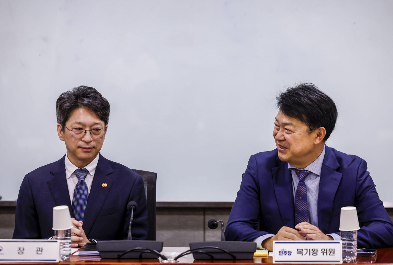 복기왕 더불어민주당 국토교퉁위원회 간사와 홍지선 국토교통부 장관이 28일 서울 여의도 국회 의원회관에서 열린 더불어민주당 국토교통위원-국토교통부 당정협의회에서 대화하고 있다. (사진=뉴시스)