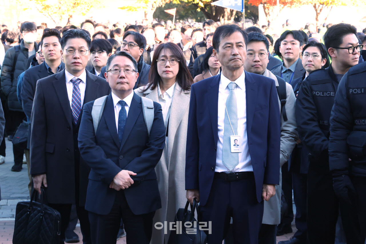 6·3 지방선거 투표용지 부족 사태 등을 수사하는 이태한 선거관리위원회 특별검사가 28일 서울 송파구 잠실 올림픽 공원 투표지 공개검증 현장을 찾아 선관위 특검 현장 검증에 참석하고 있다.(사진=이영훈 기자)