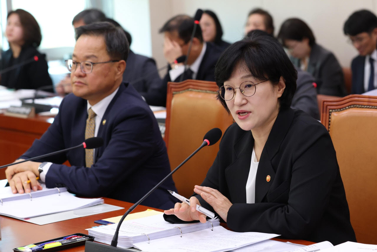 [이데일리 노진환 기자] 원민경 성평등가족부 장관이 28일 서울 여의도 국회 성평등가족위원회에서 열린 성평등가족부 등에 대한 국정감사에 출석, 질의에 답변하고 있다.
