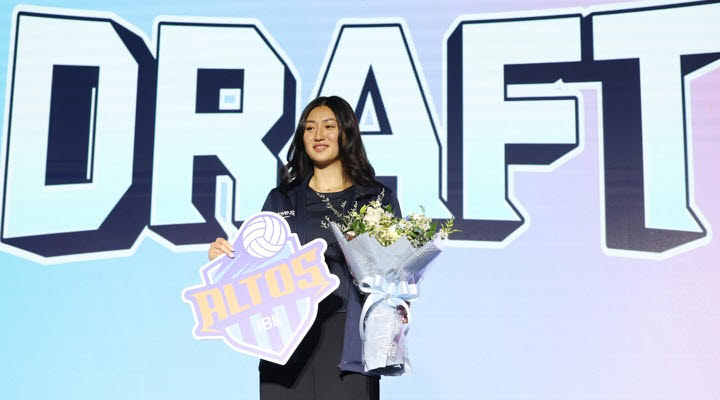28일 서울 강서구 메이필드호텔에서 열린 2026~27 KOVO 여자 신인선수 드래프트에서 IBK기업은행에 1라운드 1순위로 지명된 오드리 박(한국명 박혜린)이 기념촬영을 하고 있다. 사진=연합뉴스