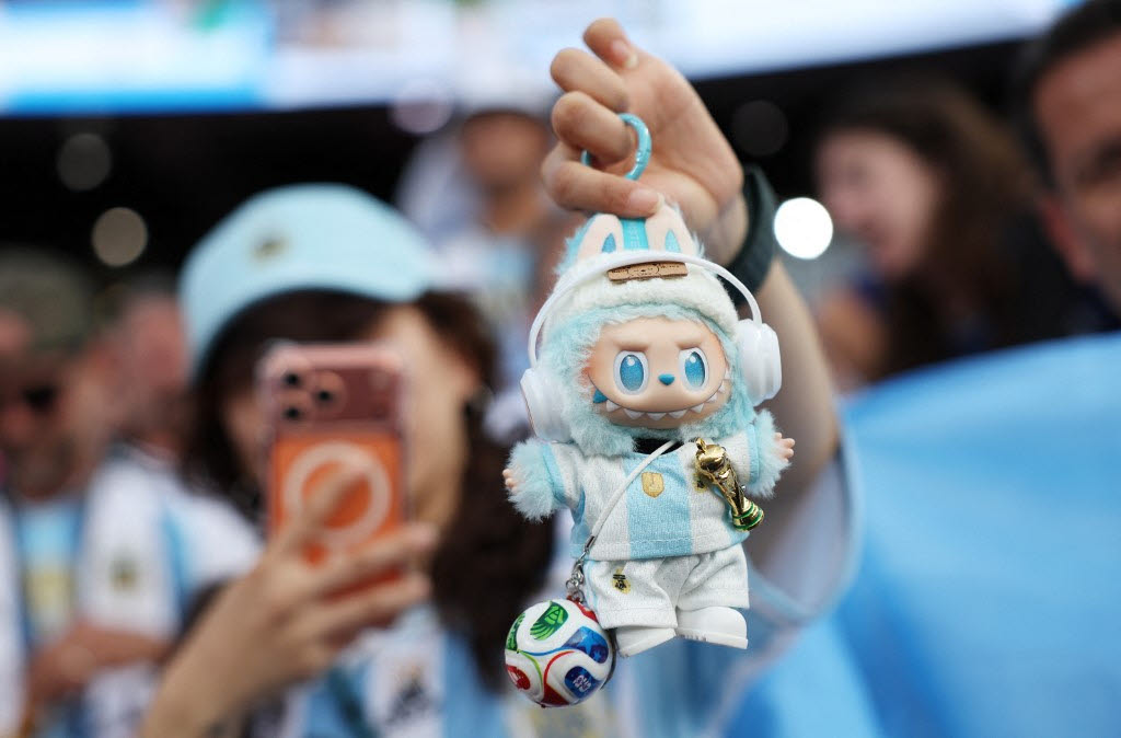 지난 6월 16일(현지시간) 2026 FIFA 월드컵이 열린 미국 미주리주 캔자스시티 경기장에서 한 관중이 라부부 인형을 들어보이고 있다. (사진=AFP)
