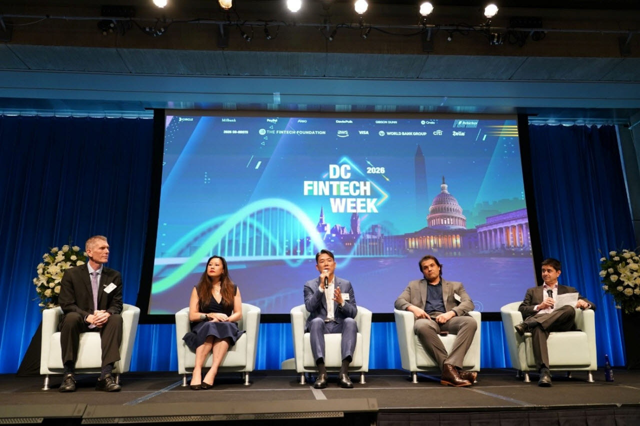 강병진 해시드 글로벌 법무총괄(가운데)이 미국 워싱턴 D.C.에서 열린 ‘DC 핀테크 위크(DC Fintech Week)’ 연사로 참여해 한국 디지털자산 시장의 규제 환경과 제도화 방향에 대해 발언하고 있다. (사진=해시드)