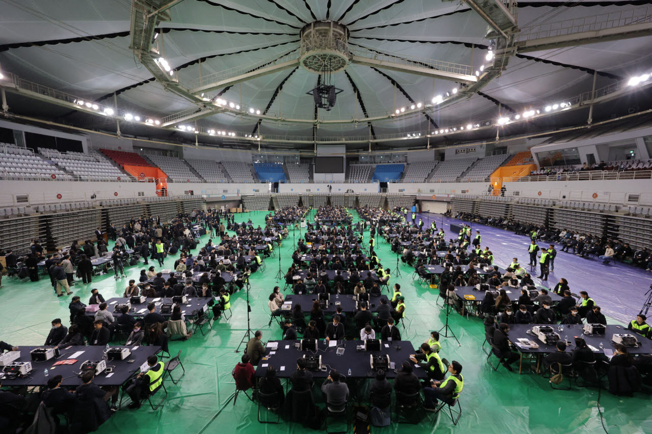 28일 서울 송파구 올림픽공원 핸드볼경기장에서 이태한 선거관리위원회 특별검사팀 관계자, 사무원, 참관단이 6·3 지방선거 투표용지 공개검증을 준비하고 있다.