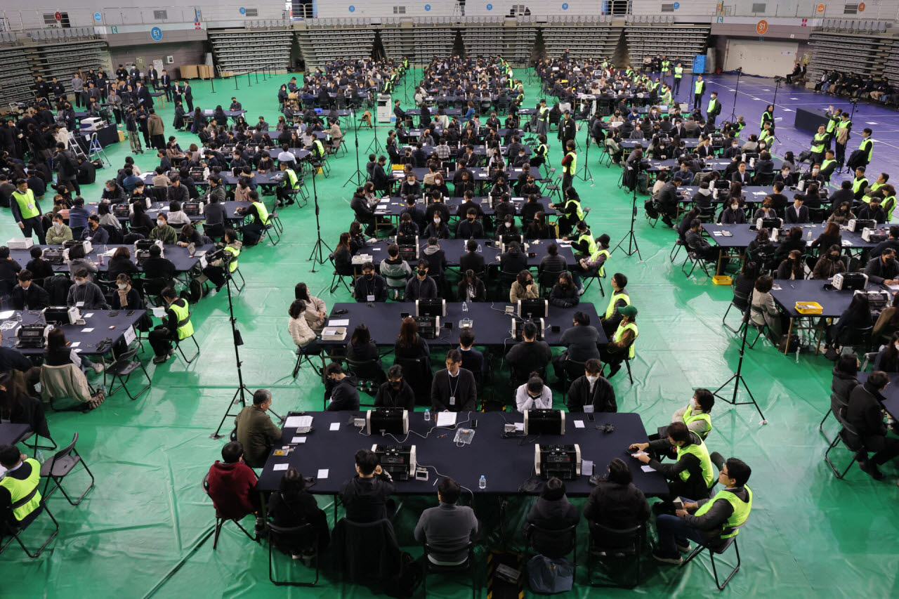 28일 서울 송파구 올림픽공원 핸드볼경기장에서 이태한 선거관리위원회 특별검사팀 관계자, 사무원, 참관단이 6·3 지방선거 투표용지 공개검증을 준비하고 있다.