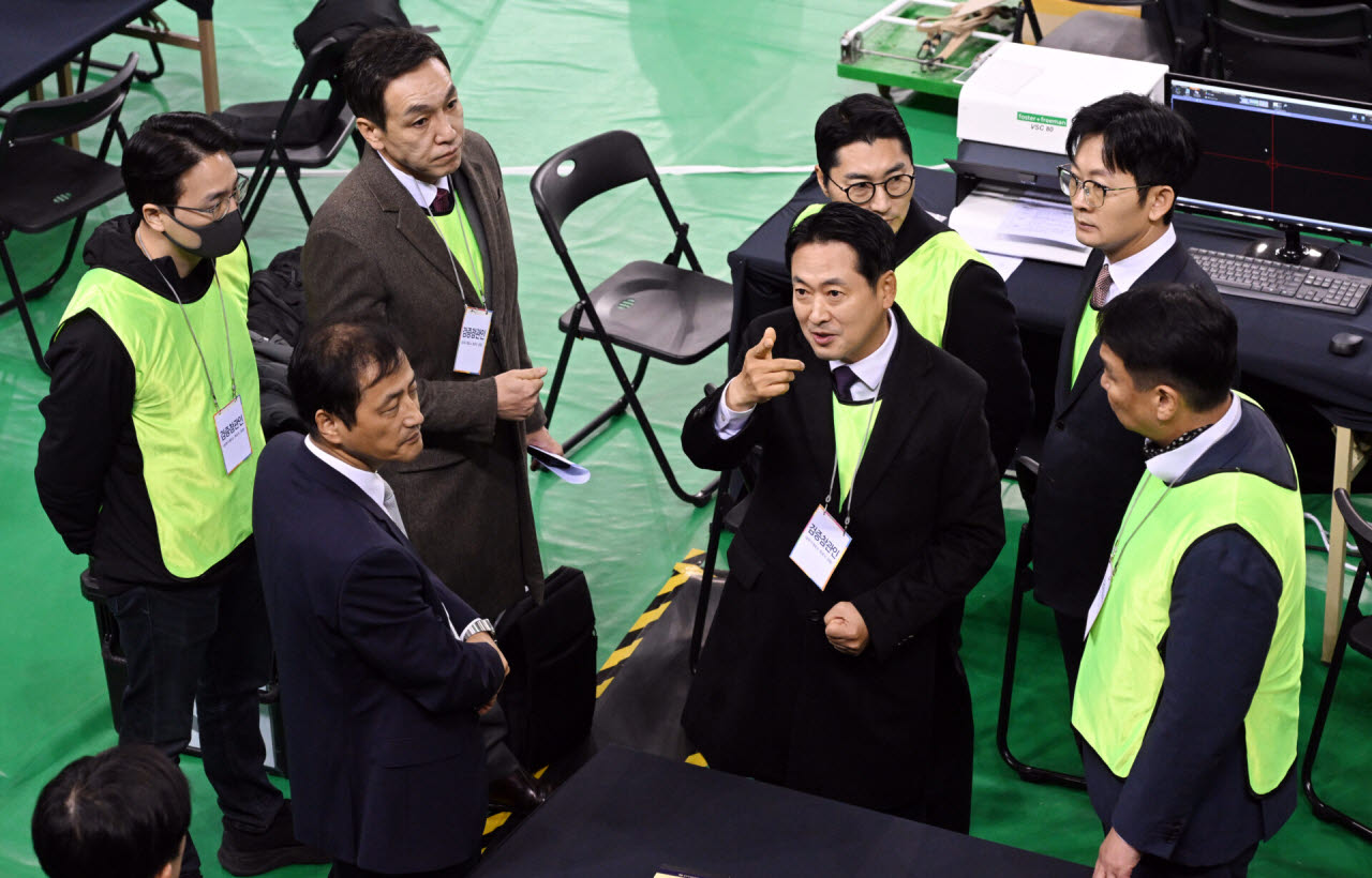 장동혁 국민의힘 대표와 국민의힘 검증참관인이 28일 오전 서울 송파구 올림픽공원 핸드볼경기장 앞에서 열린 선관위 특검 올림픽공원 현장 검증에서 이태한 선거관리위원회 특별검사에게 항의하고 있다.