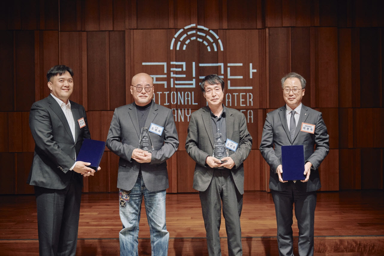 조광화 연출, 고선웅 연출 시상 사진 (사진=국립극단)