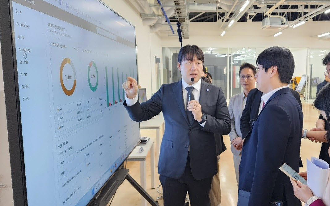 지난 21일 대구 성서공단 공정혁신시뮬레이션센터에서 원프레딕트 성민석 부사장이 하정우 국가인공지능전략위원회 부위원장 등 참석자들에게 제조 데이터·AI 모델 개발 및 운영 플랫폼 ‘싸이클론’을 활용한 지역 제조기업의 AX 기술 적용 사례를 설명했다. (사진=원프레딕트)