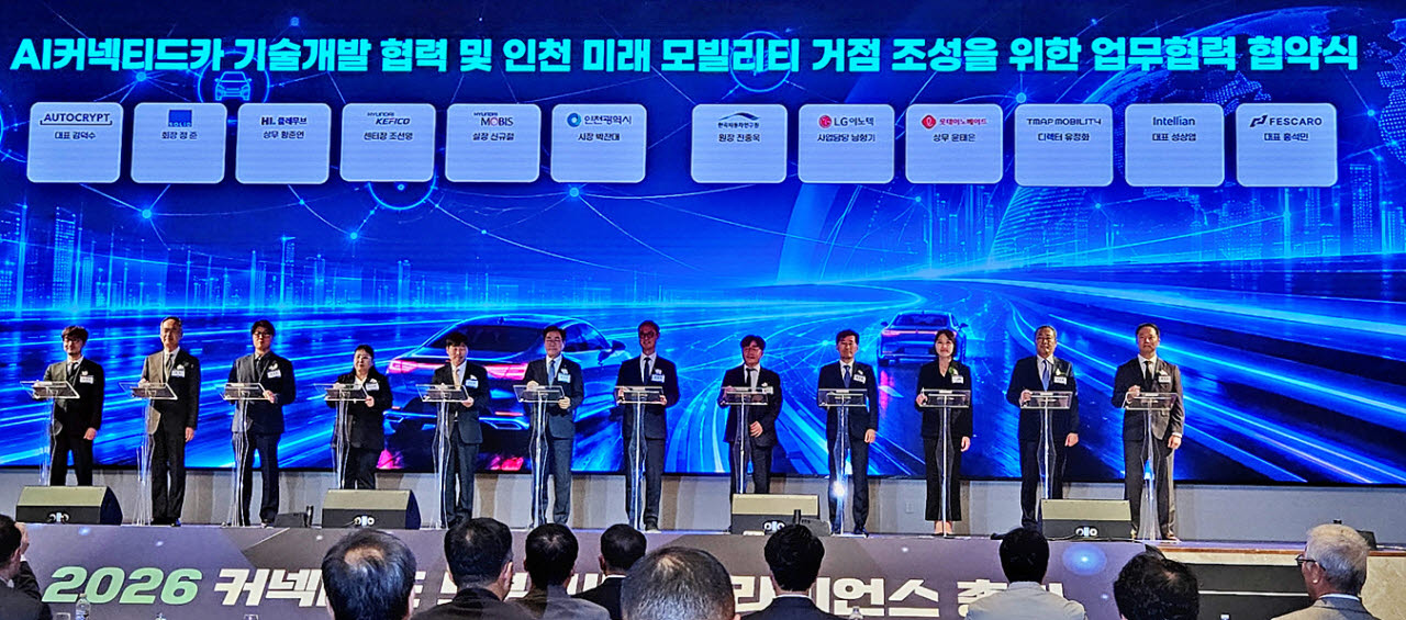 27일 인천 파라다이스시티에서 열린 ‘2026 커넥티드 모빌리티 얼라이언스 총회’에서 AI 커넥티드카 기술개발 협력 및 인천 미래 모빌리티 거점 조성을 위한 업무협약을 하고 있다. (오른쪽 네번째) 윤태은 롯데이노베이트 모빌리티부문장 (사진=롯데이노베이트)