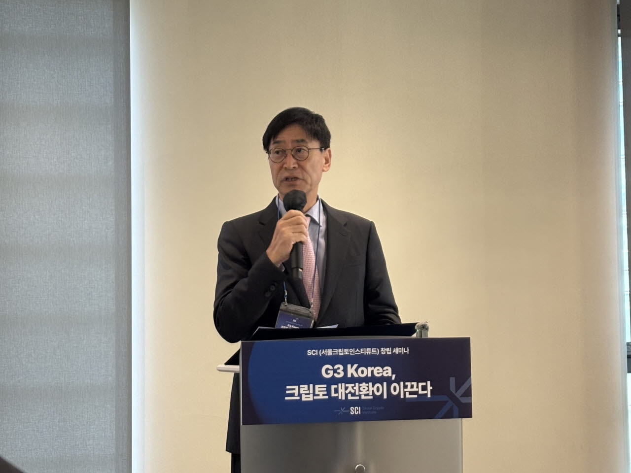 국내 첫 민간 디지털자산 정책 싱크탱크인 ‘서울크립토연구원(SCI)’ 초대 대표를 맡은 박종백 법무법인 태평양 파트너변호사가 28일 서울 종로구에서 열린 서울크립토인스티튜트(SCI) 창립 세미나에서 발표하고 있다. (사진=정윤영 기자)
