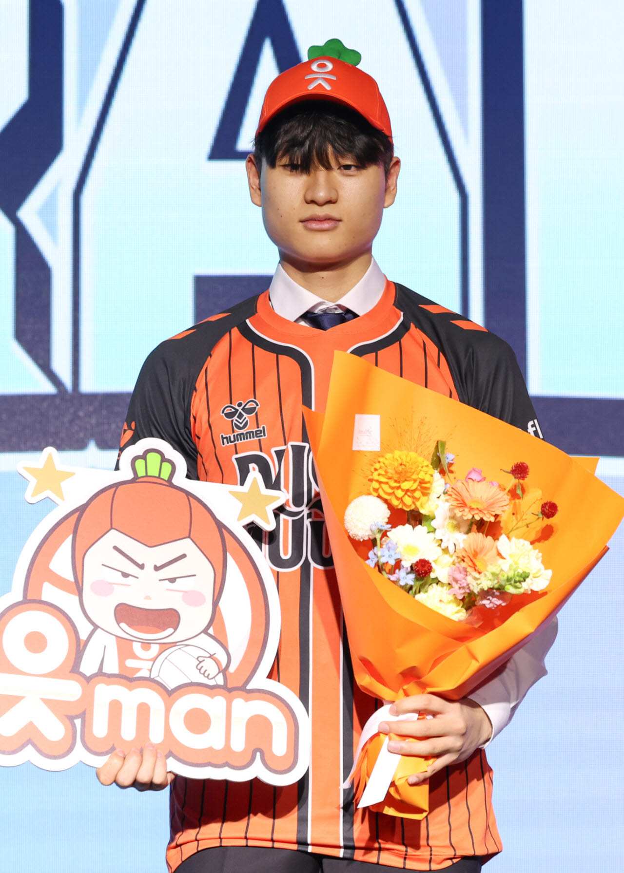 인하대 공격수 윤경이 28일 서울 강서구 메이필드호텔에서 열린 2026~27 한국배구연맹(KOVO) 남자 신인선수 드래프트에서 OK저축은행으로부터 1라운드 1순위 지명받은 뒤 기념 촬영을 하고 있다. 사진=뉴스1