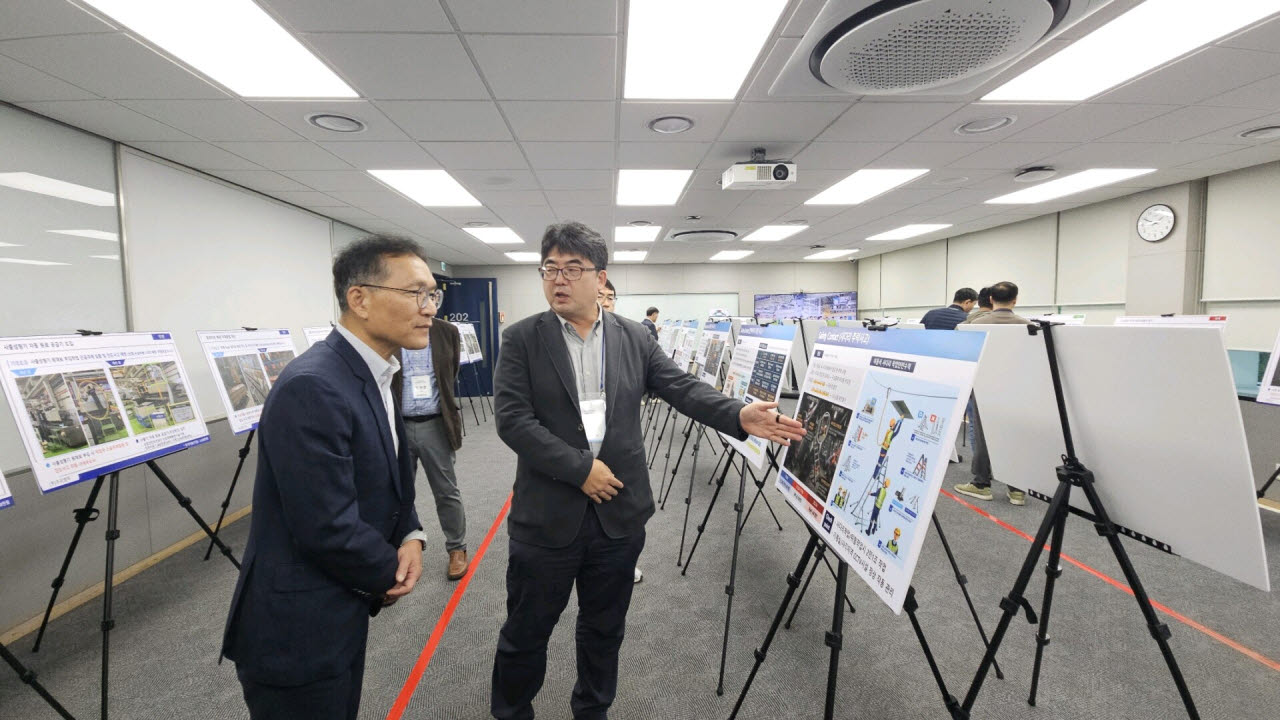 28일 수원에서 열린 '제12회 삼성전자 DX부문 Global EHS 협력사 Day' 현장에서 삼성전자 CSO Global EHS실 이준화 부사장과 고용노동부 경기지방노동청장 양정열 청장이 AI·스마트 체험형 안전 부스에서 DX부문 협력회사 대표이사들과 함께 설명을 듣고 있다.(사진=삼성전자)