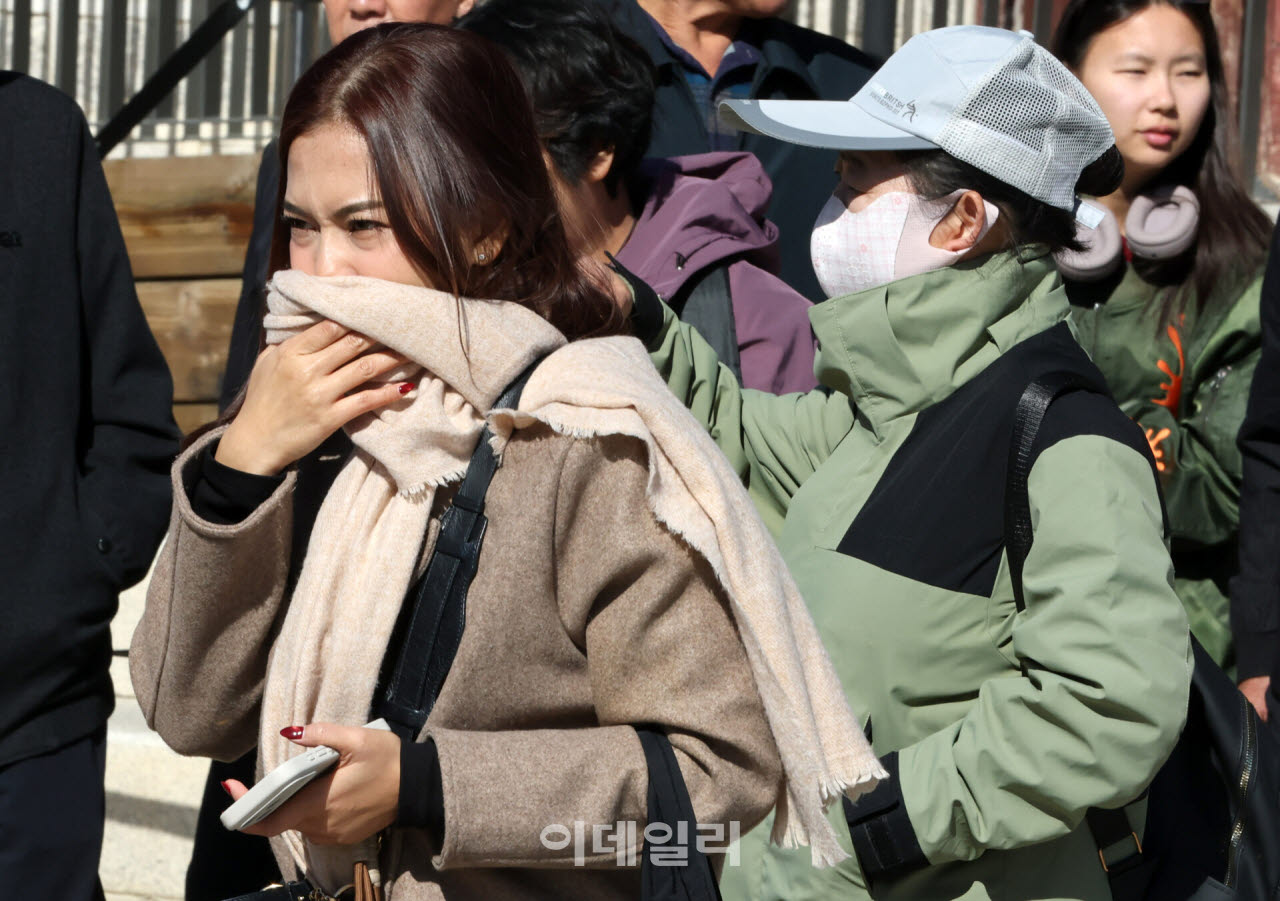 초겨울 날씨를 보인 28일 서울 경복궁을 찾은 외국인 관광객들이 두터운 옷을 입고 관광을 하고 있다. (사진=방인권 기자)