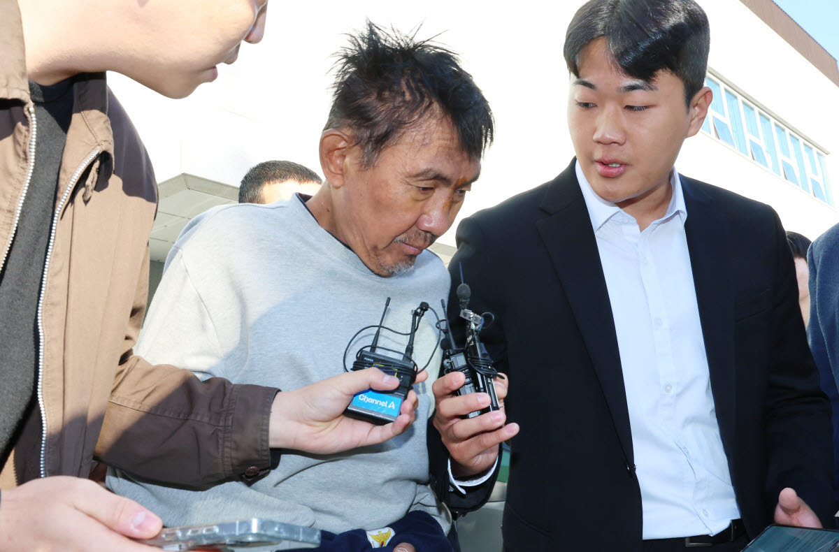 인천 한 대형 상업시설에서 흉기를 휘둘러 시민 10명을 살해하려 한 혐의로 구속된 최충락(59)이 지난 23일 오전 인천 남동경찰서에서 인천지방공소청으로 송치되고 있다 (사진=연합뉴스)