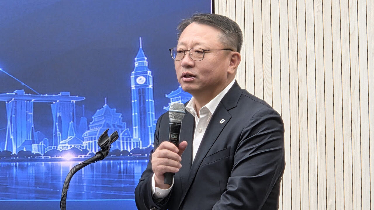 정진완 우리은행장이 28일 서울 중구 우리은행 본점에서 열린 ‘삼성월렛 머니 기자간담회’에서 해외 결제 서비스의 장점에 대해 소개하고 있다.(사진=김세연기자)