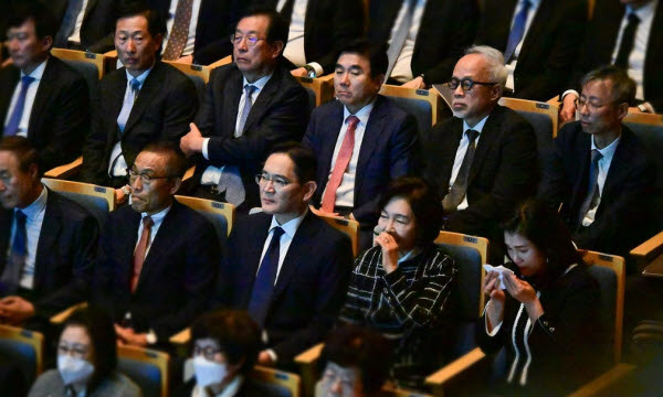 사진은 지난 2023년 이재용 삼성전자 회장과 홍라희 전 삼성미술관 리움 관장, 이서현 삼성복지재단 이사장이 경기도 용인 삼성전자 인재개발원 콘서트홀에서 열린 '이건희 선대회장 3주기 추모 음악회'를 관람하고 있는 모습. (사진=삼성전자)