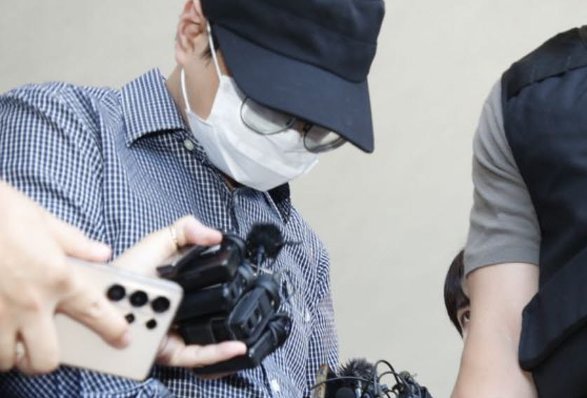 제주 실종신고 허위 종결로 직무유기 등의 혐의를 받는 제주 서부경찰서 소속 부(30대) 경장이 제주동부경찰서 유치장에서 검찰로 구속 송치되고 있다. (사진=뉴시스)