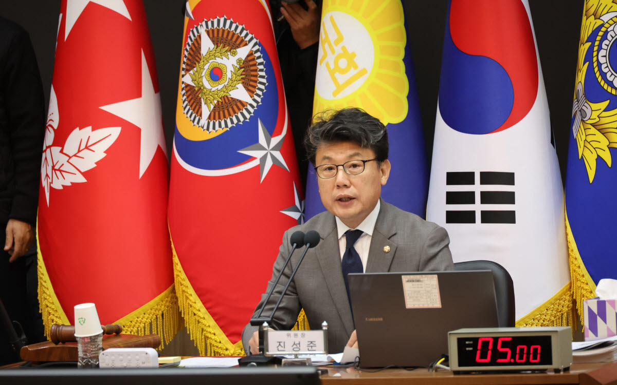 진성준 국회 국방위원장이 19일 오전 충남 계룡시 계룡대에서 열린 국회 국방위원회의 육군본부 등에 대한 국정감사에서 발언하고 있다.  (사진=뉴시스)